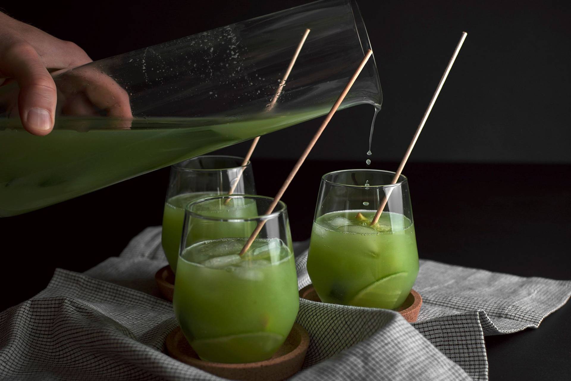 gurken limonade mit ingwer und basilikum auf schwarzem hintergrund