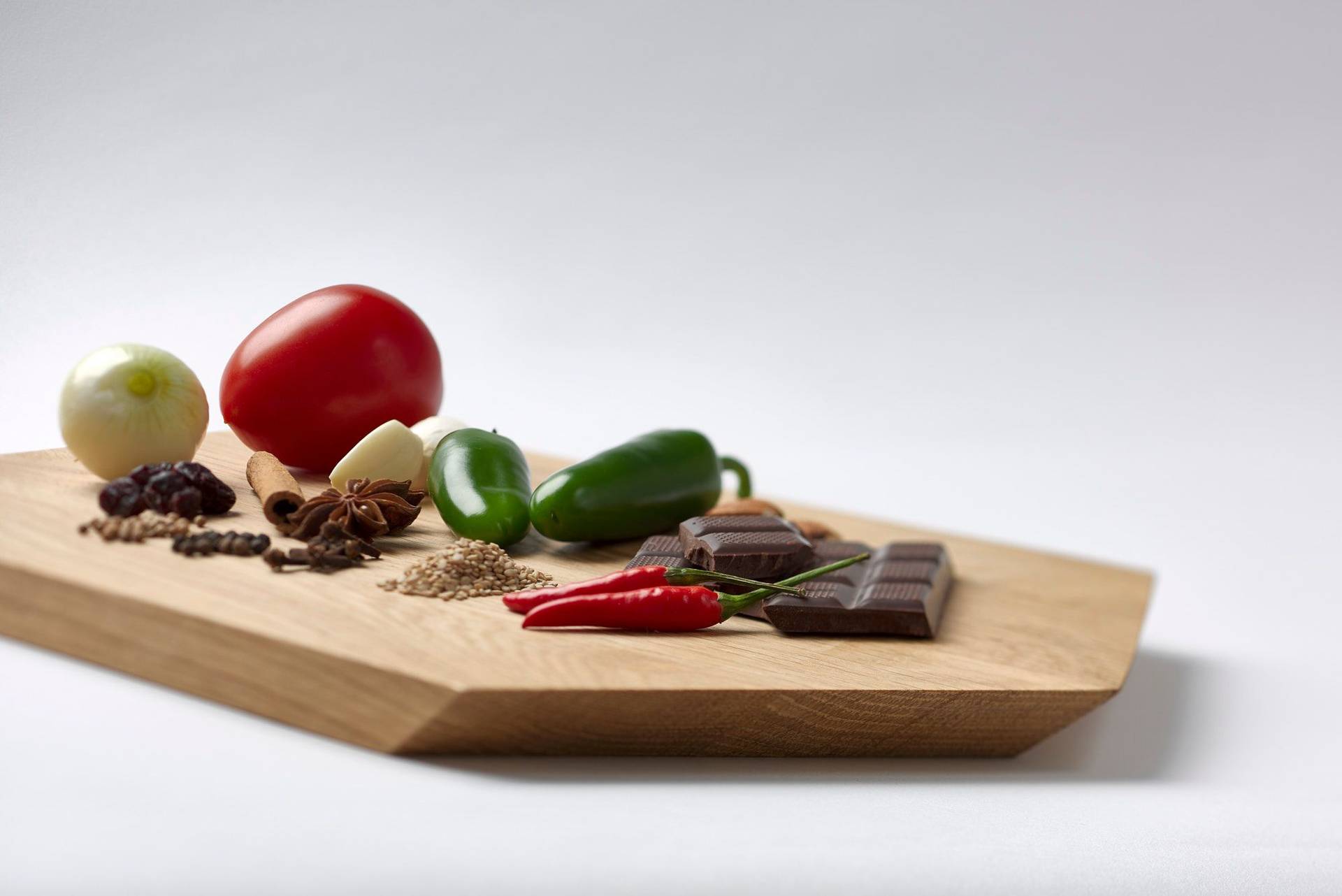 mole-sauce-zutaten mole sauce zutaten auf einem holzbrett mit weißem hintergrund