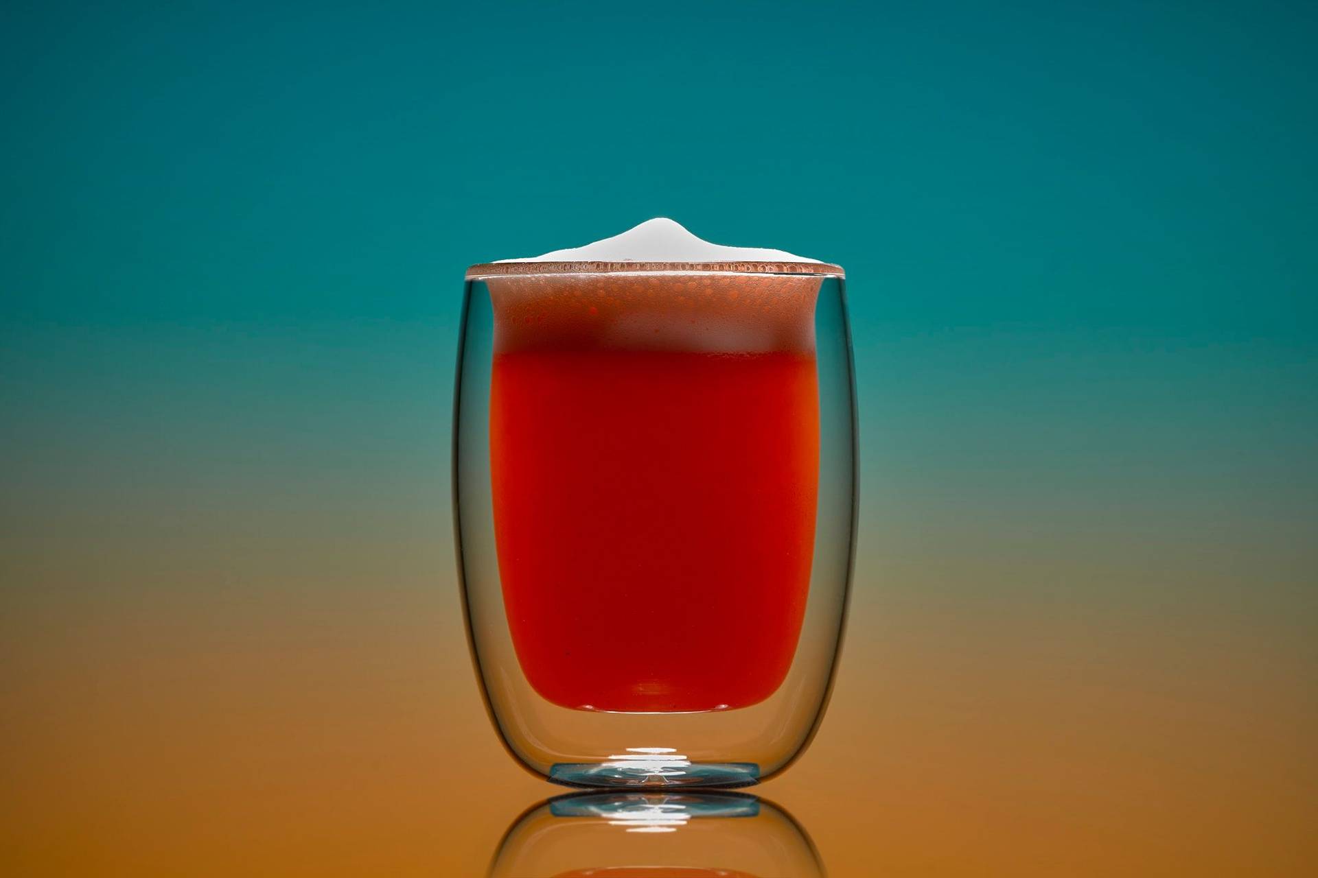 alkoholfreier grapefruit fizz mocktail vor blauem und orangenem hintergrund