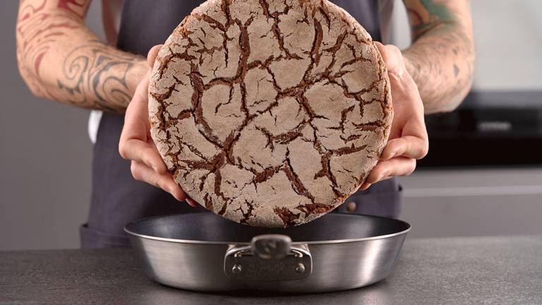 In der Pfanne gebackenes Roggen Sauerteigbrot