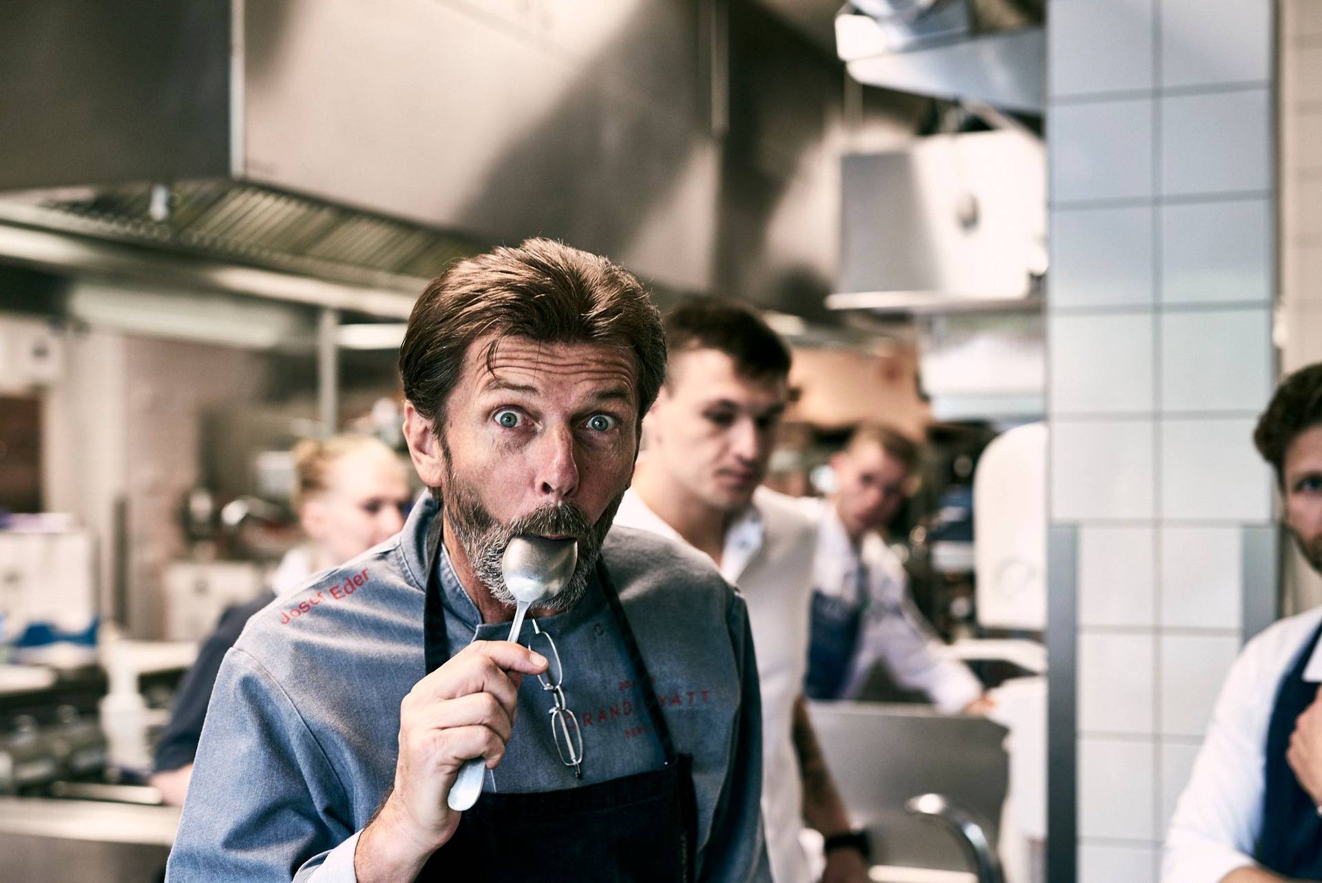 josef eder at seezeitlodge at bostalsee cooking with friends