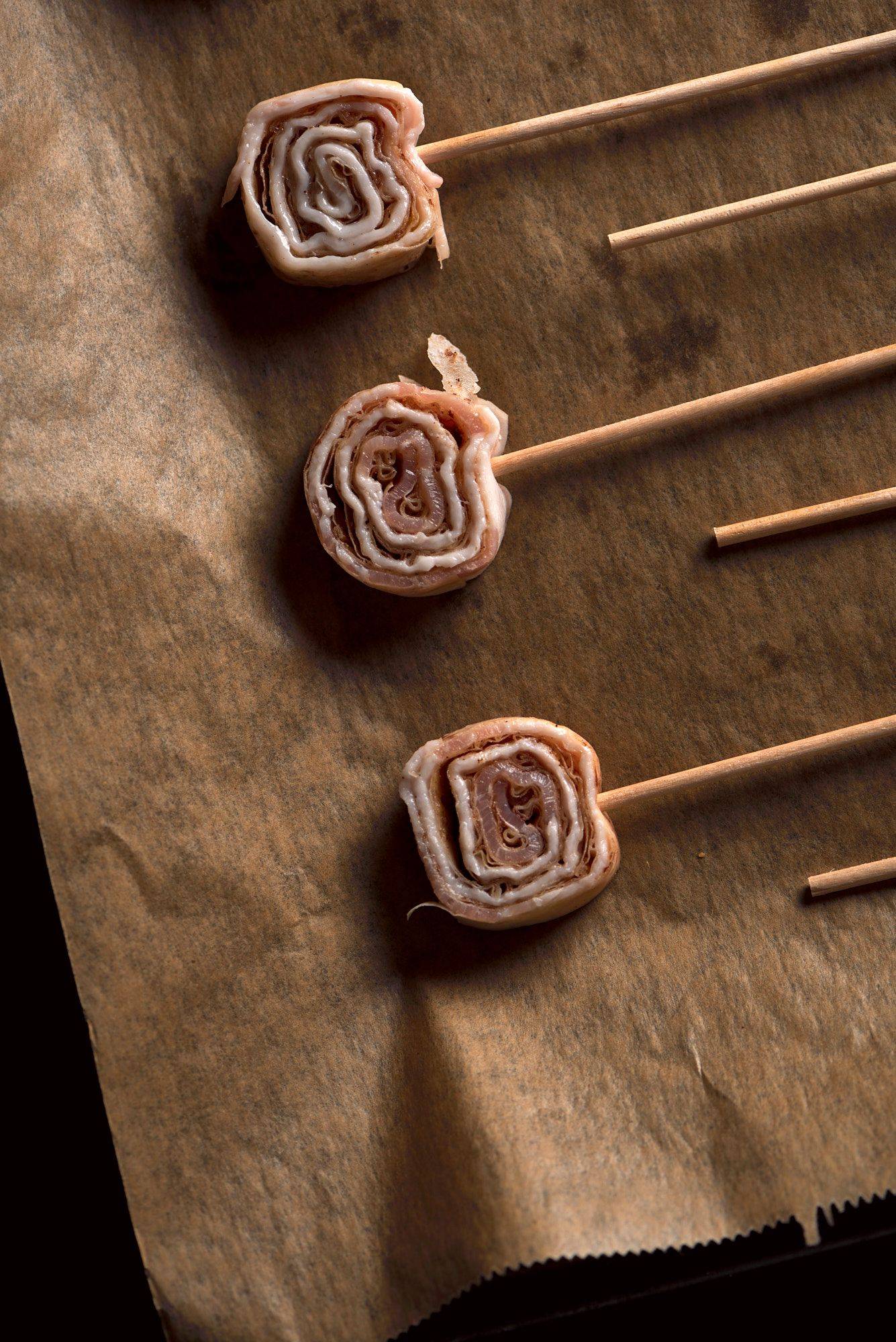 making bacon and cinnamon lollipops