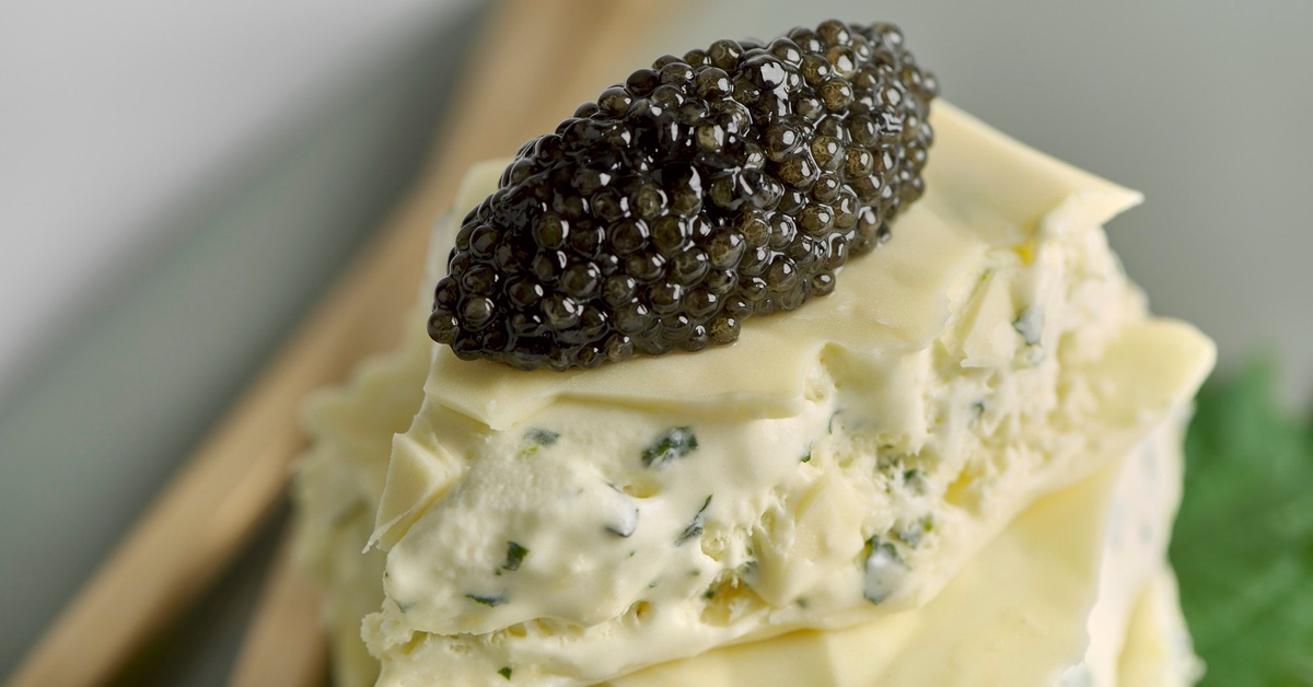 Shiso &amp; Limetten Eiscreme-Sandwich mit Kaviar und Weisser Schokolade ...