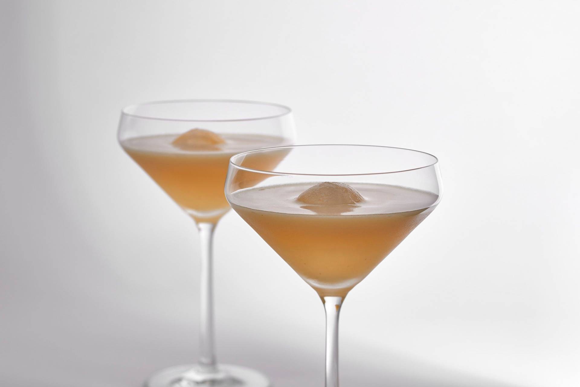 pina colada cocktail auf weißem hintergrund