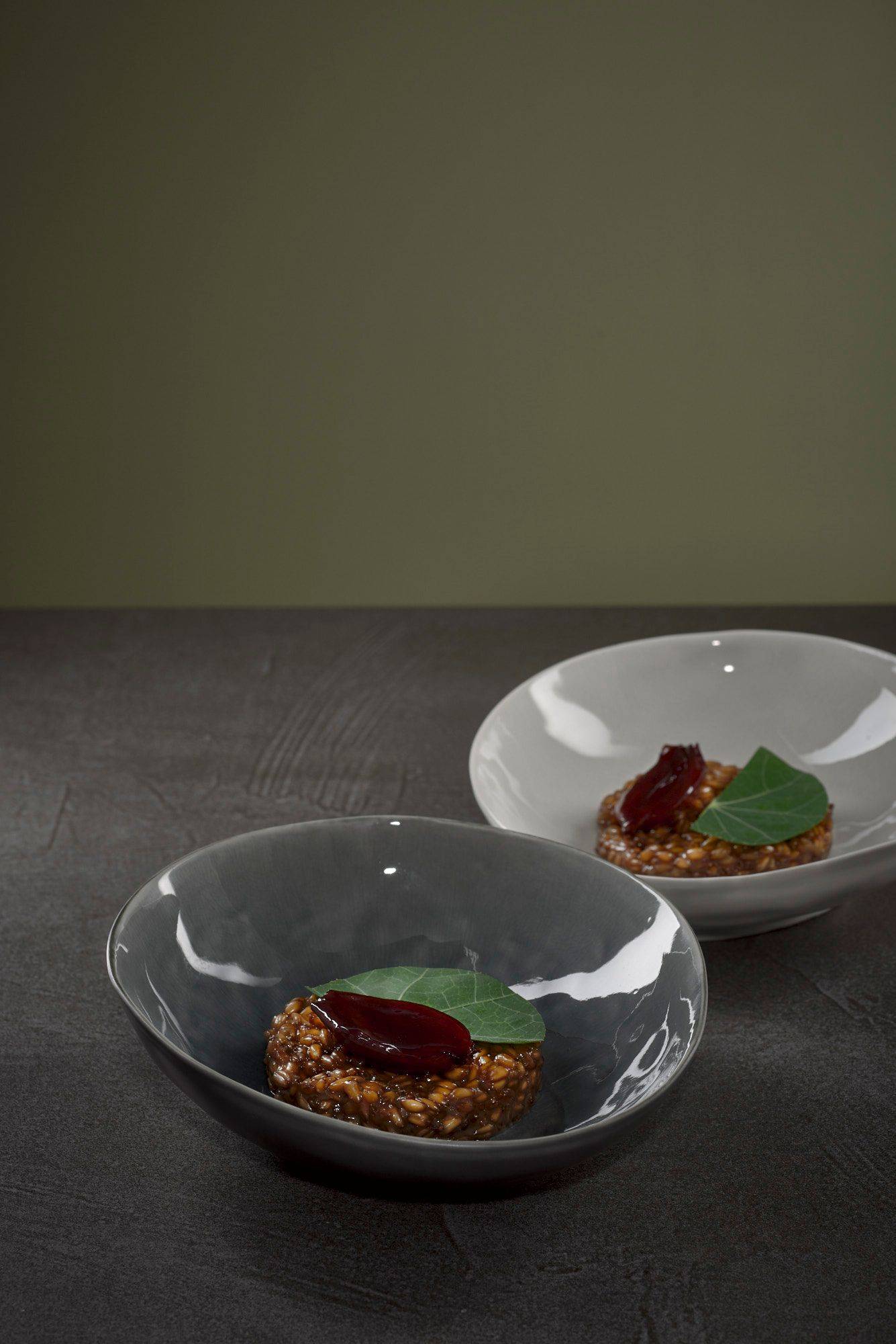 dinkel-risotto-mit-harzer-kaese-und-rotwein-schalotten dinkel risotto mit harzer käse und rotwein schalotten auf grauem sapienstone top mit grünem hintergrund