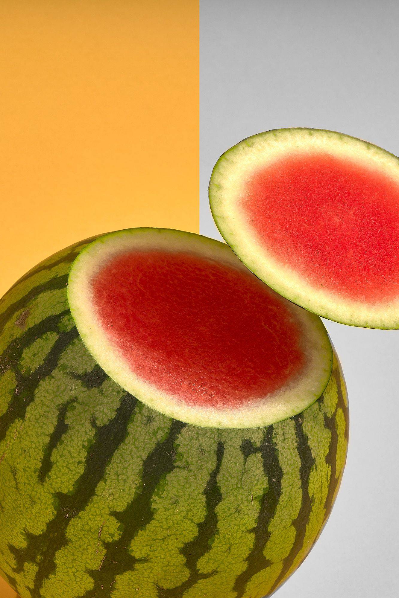 wassermelone auf gelbem untergrund