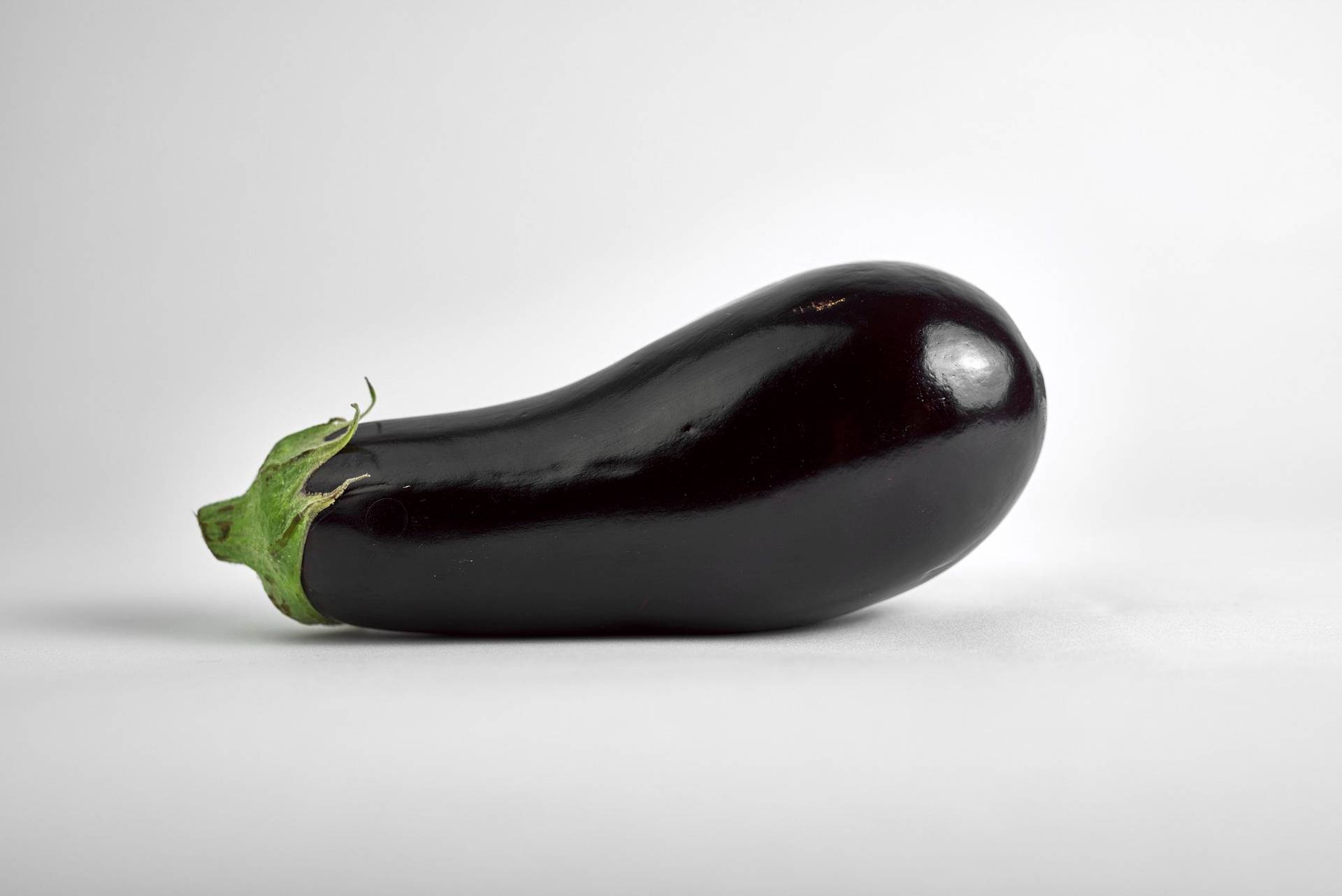 aubergine auf weißem hintergrund