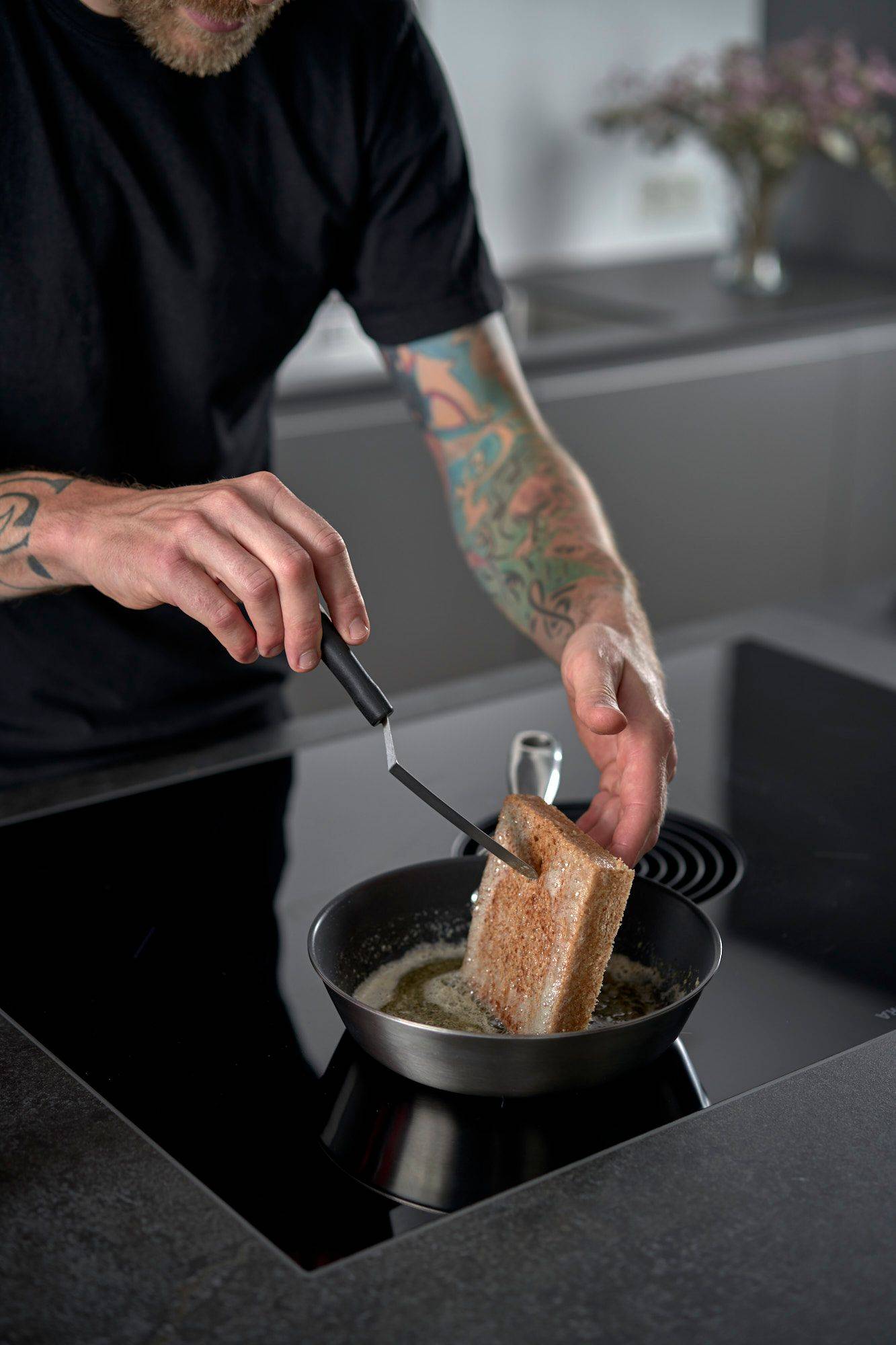 mann macht butter brioche in heimischer küche