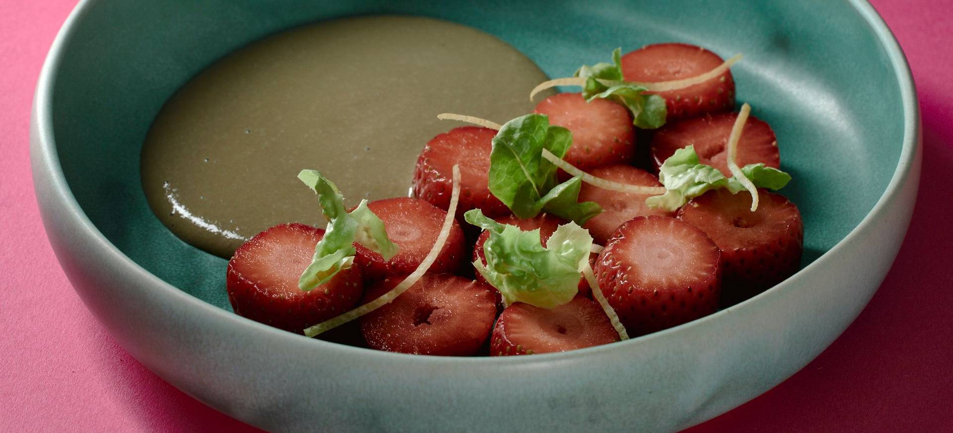 Veganes Erdbeerdessert mit Kopfsalat & Sonnenblumenkernen