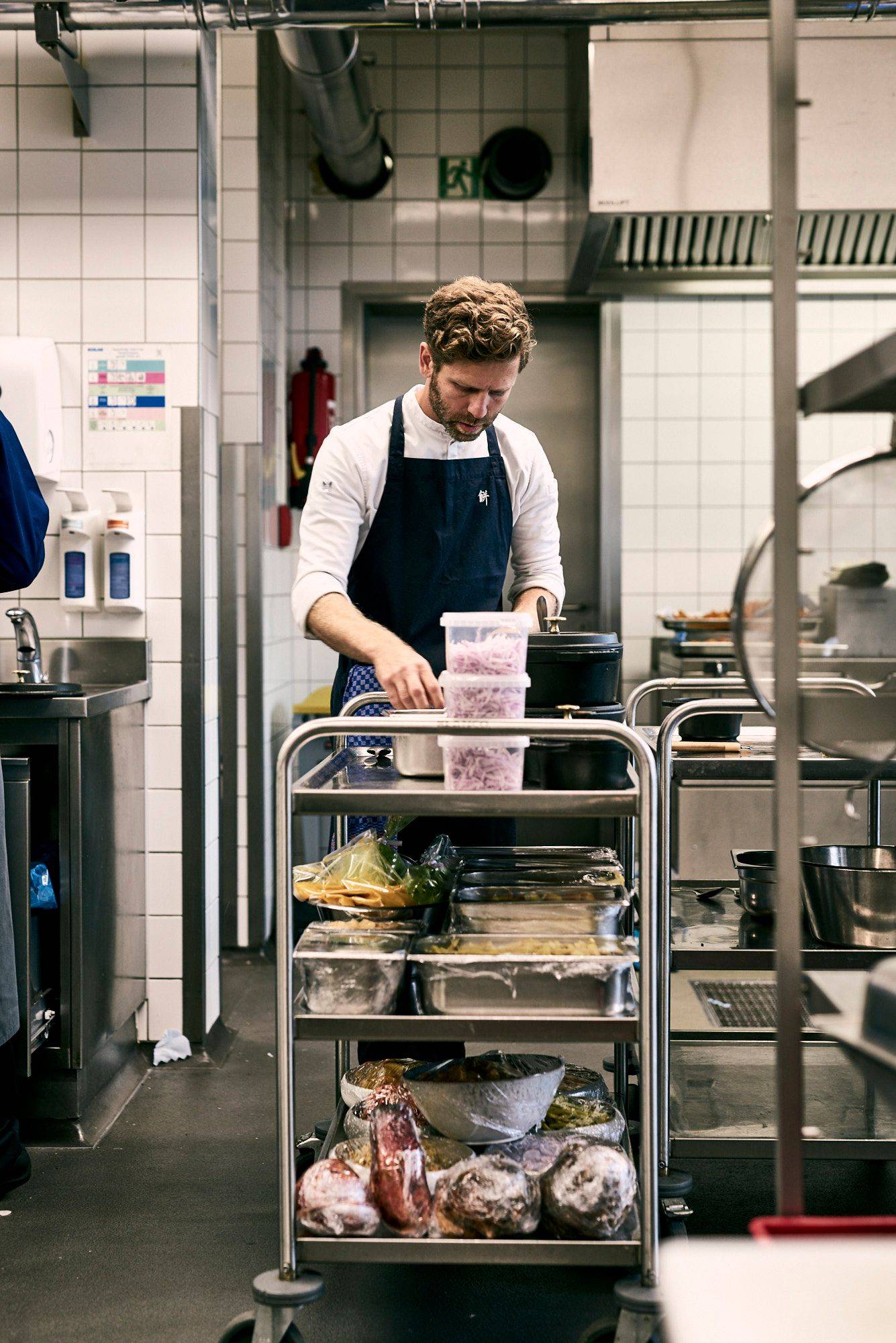 eduard dimant in der seezeitlodge am bostalsee kochen mit freunden