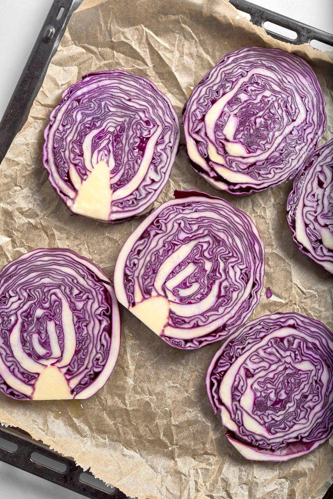 marinierte rotkohl steaks auf einem backblech