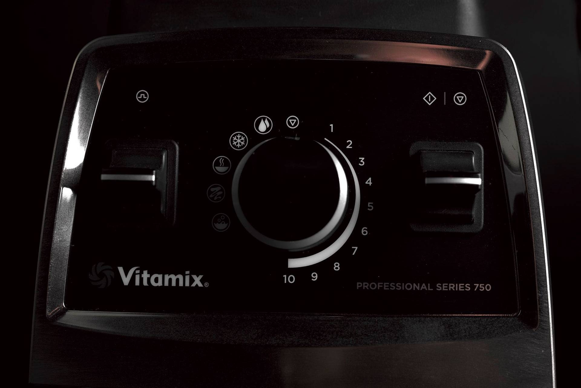 Vitamix Professional Series 750 Küchenmixer auf schwarzem Hintergrund