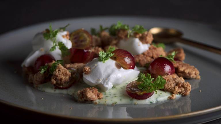 Stachelbeer & Dinkel Crumble mit Kerbel Pudding