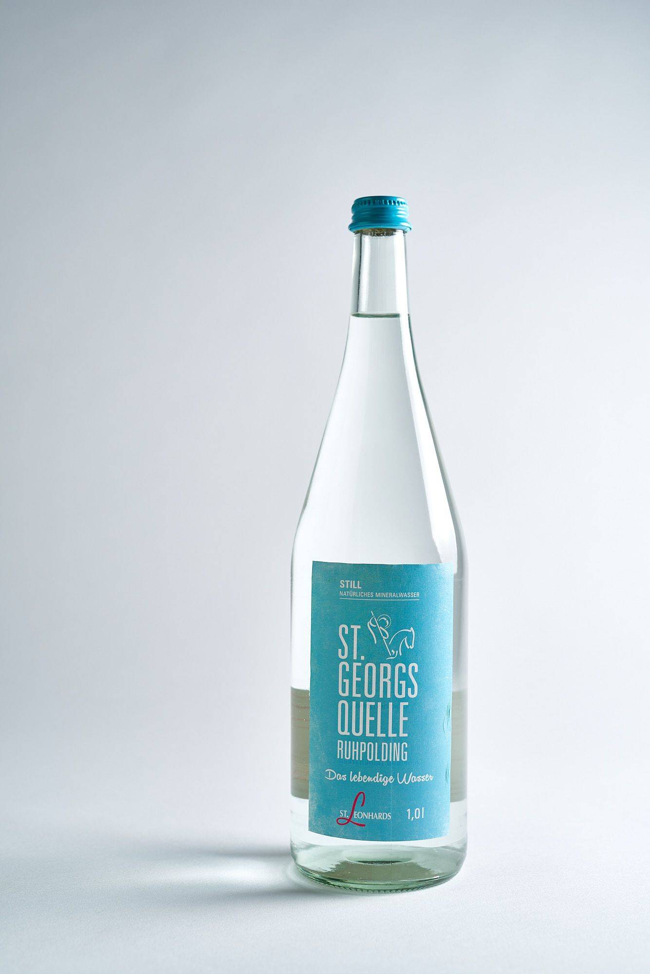 mineralwasser mineralwasser-flasche-auf-weissem-hintergrund