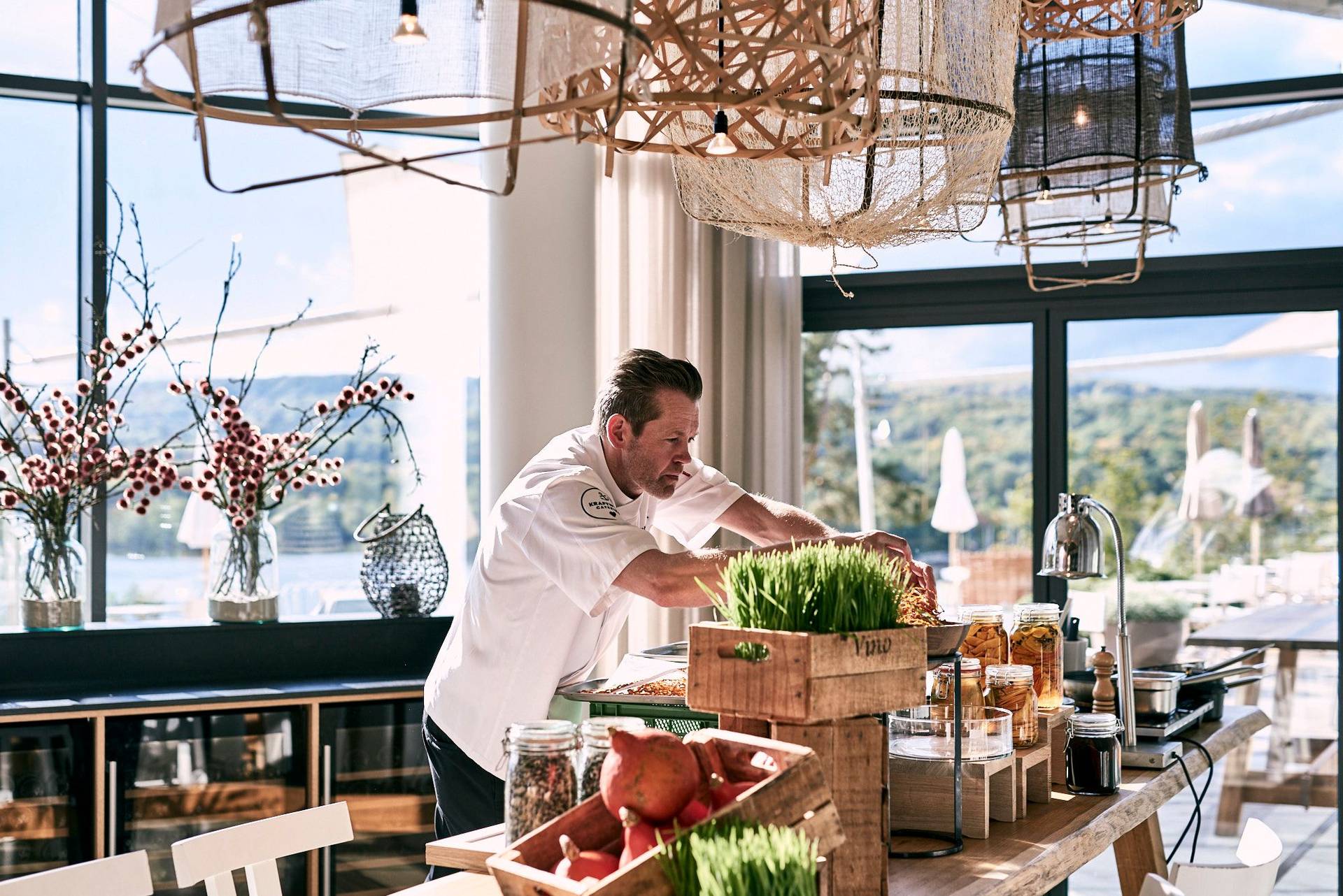 johannes schröder at seezeitlodge at bostalsee cooking with friends