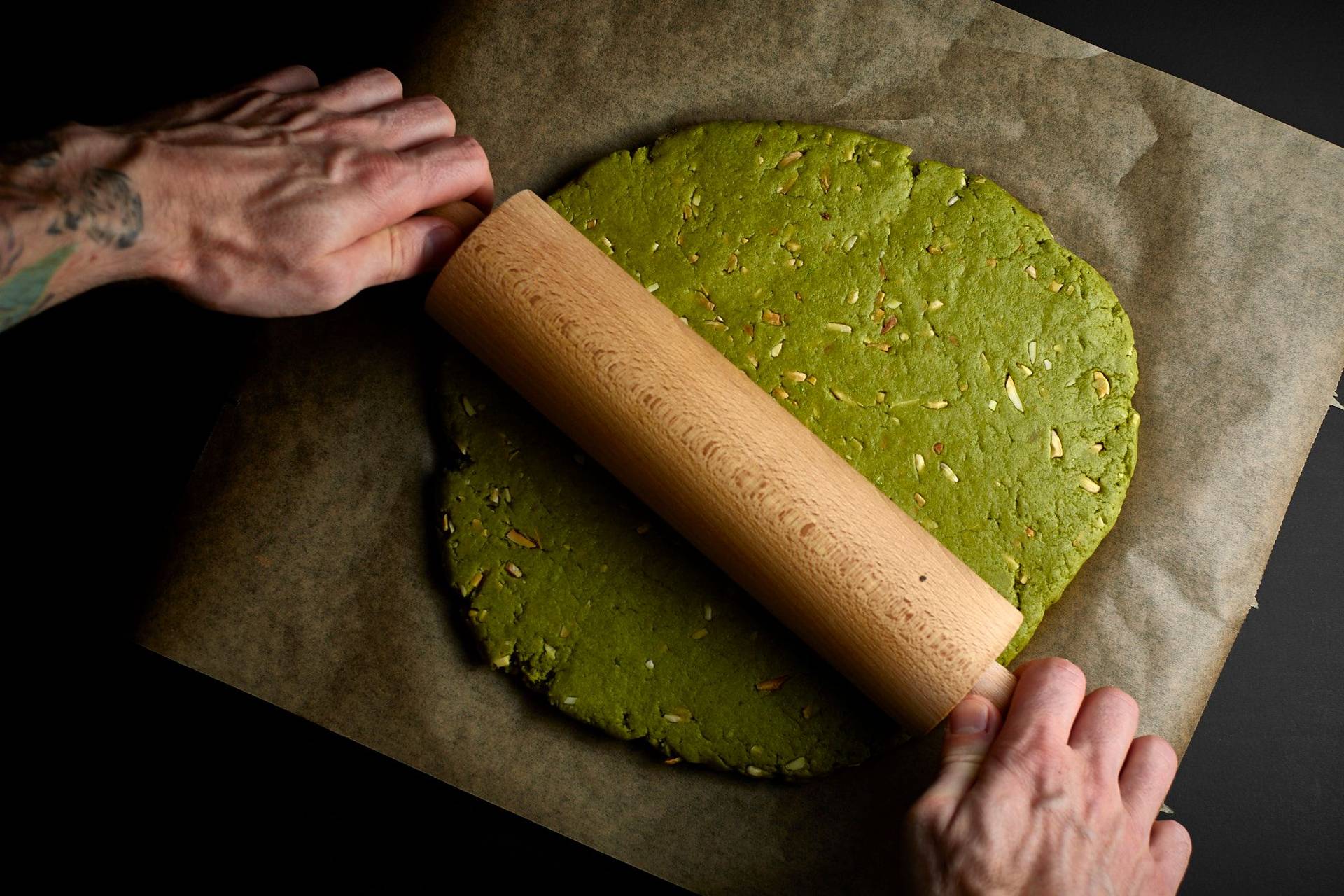 herstellung von grünen matcha scones auf schwarzem hintergrund