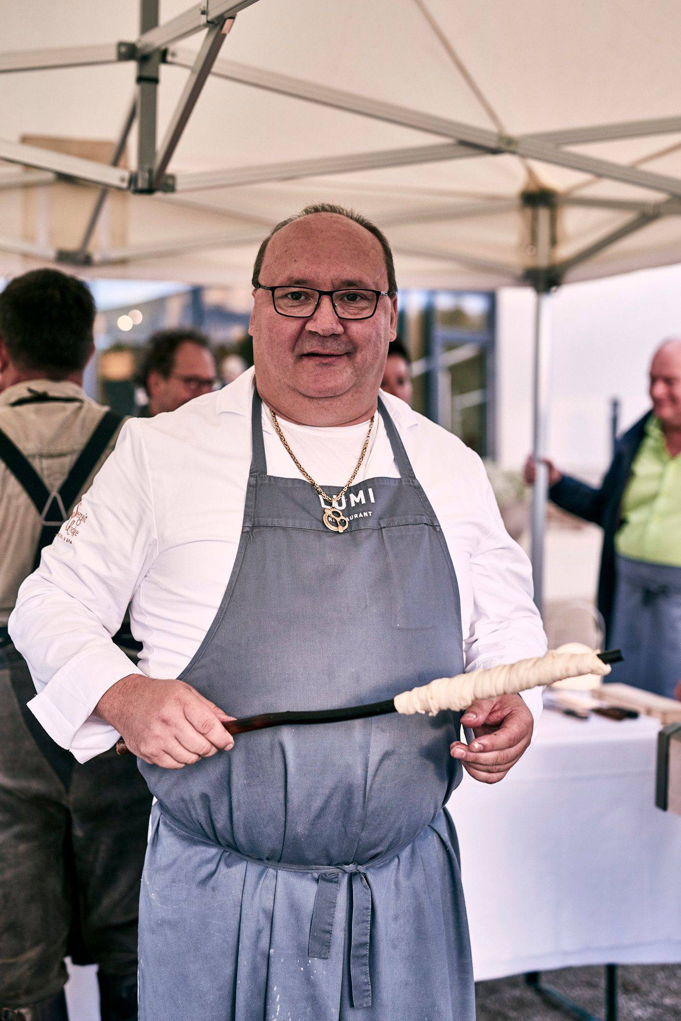 stefan knop at seezeitlodge at bostalsee cooking with friends