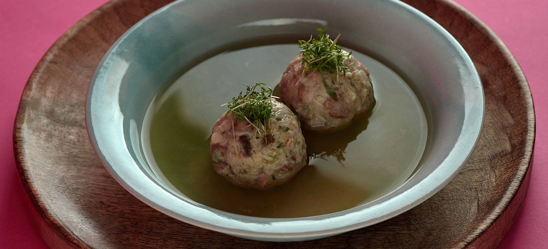 Vegane Semmelknödel mit Rosenkohl & Gemüsebrühe