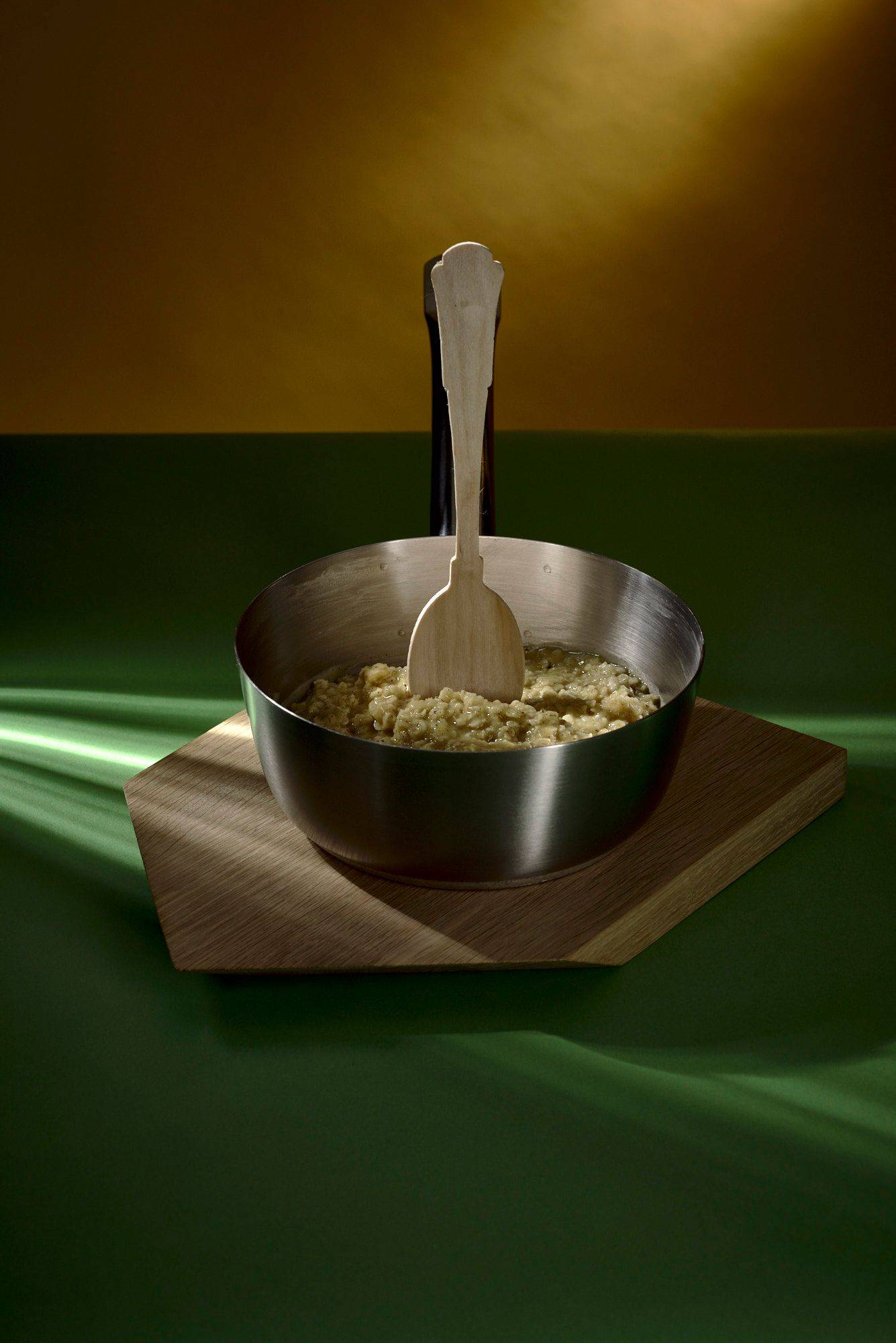 passionsfrucht-porridge in einem topf mit grün gelbem hintergrund