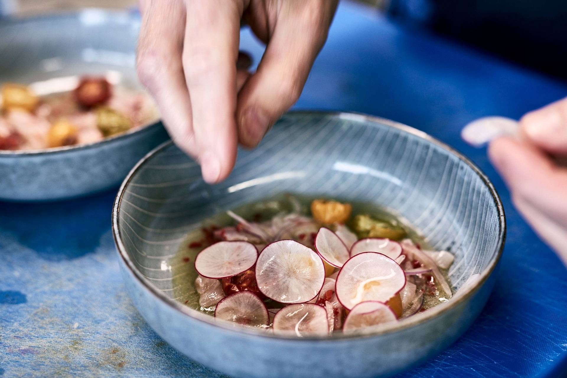 eduard dimant at seezeitlodge at bostalsee cooking with friends