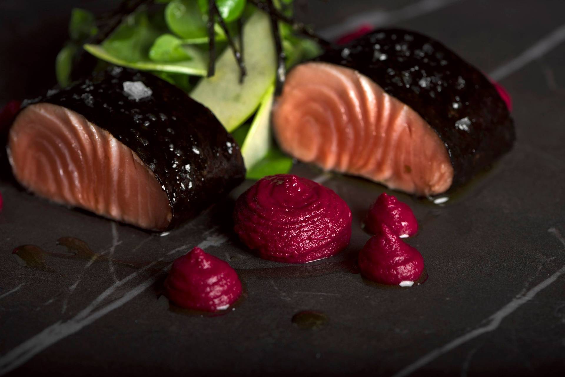 confierter-lachs-mit-rote-beete-hummus confierter lachs mit rote beete hummus auf grauem sapienstone top