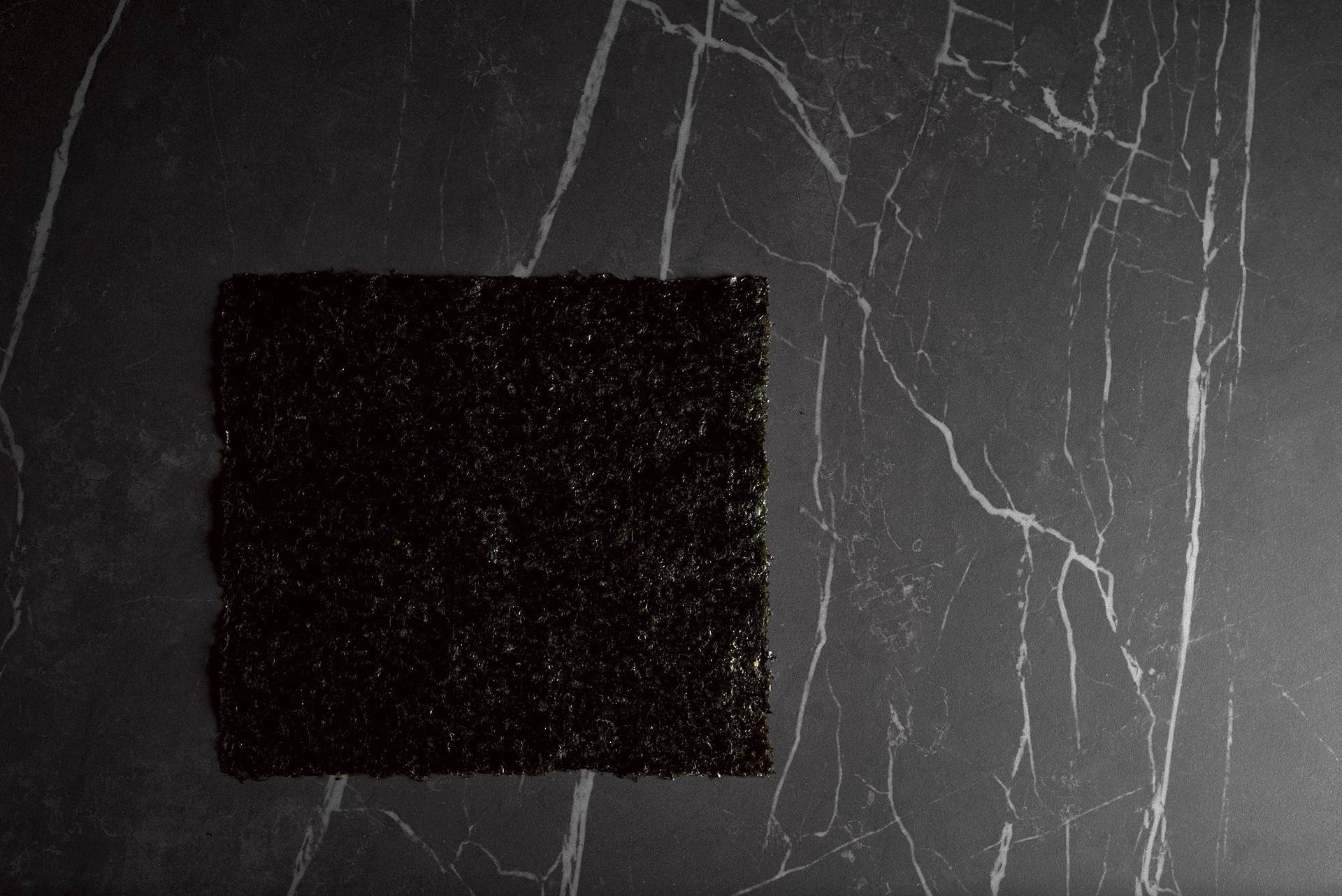 nori-blatt ein nori blatt auf grauem sapienstone top
