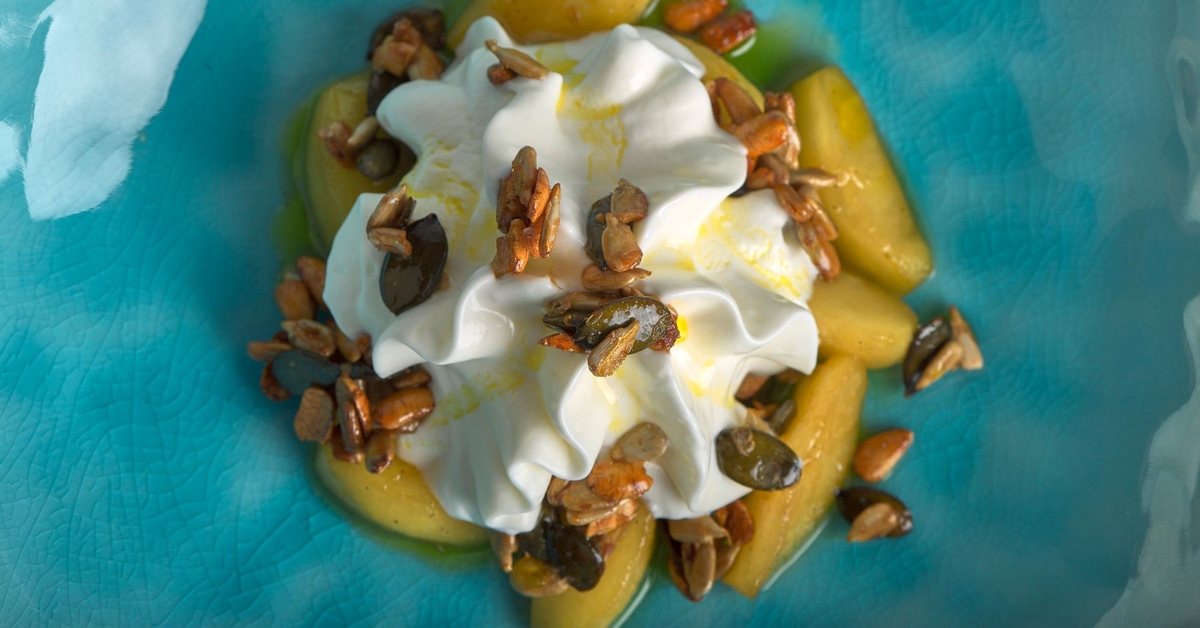 Karamellisierte Äpfel mit Nüssen, Quark &amp; Leinöl | Eatery Berlin