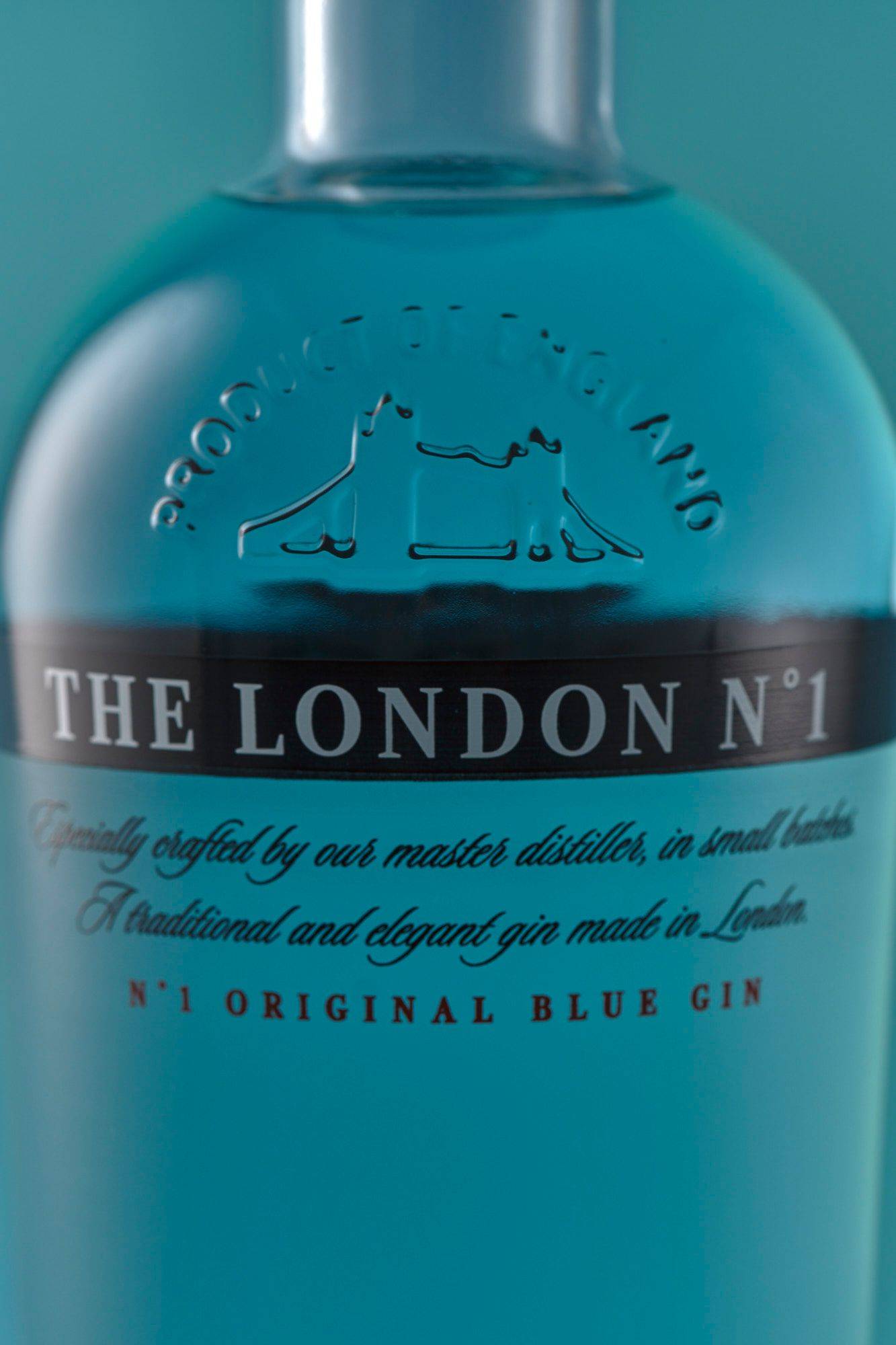 eine flasche the london number one gin auf blauem hintergrund