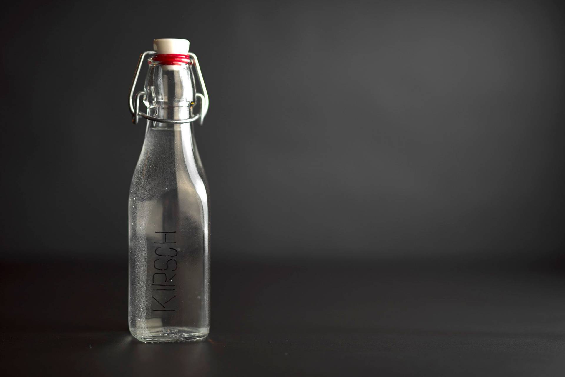 kirschwasser kirschwasser mit schwarzem hintergrund
