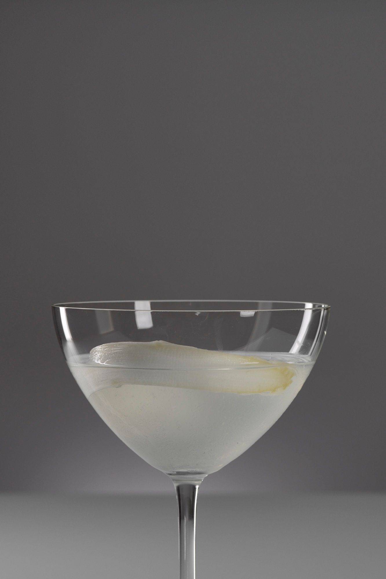 spargel martini aperitif cocktail mit grauem hintergrund