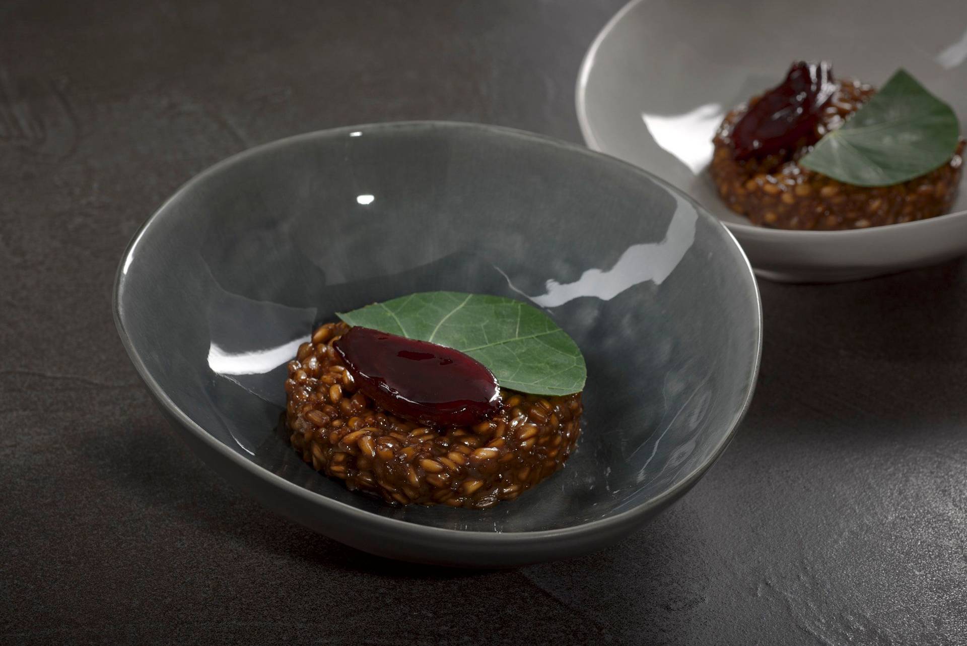 dinkel-risotto-mit-harzer-kaese-und-rotwein-schalotten dinkel risotto mit harzer käse und rotwein schalotten auf grauem sapienstone top