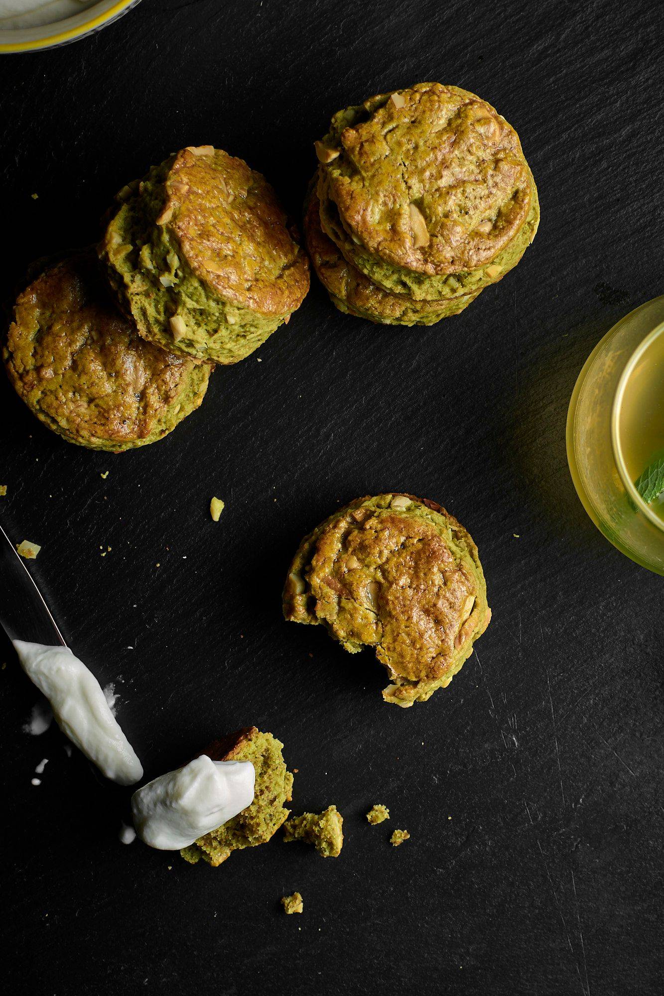 gruene matcha scones zur teatime auf schwarzem hintergrund