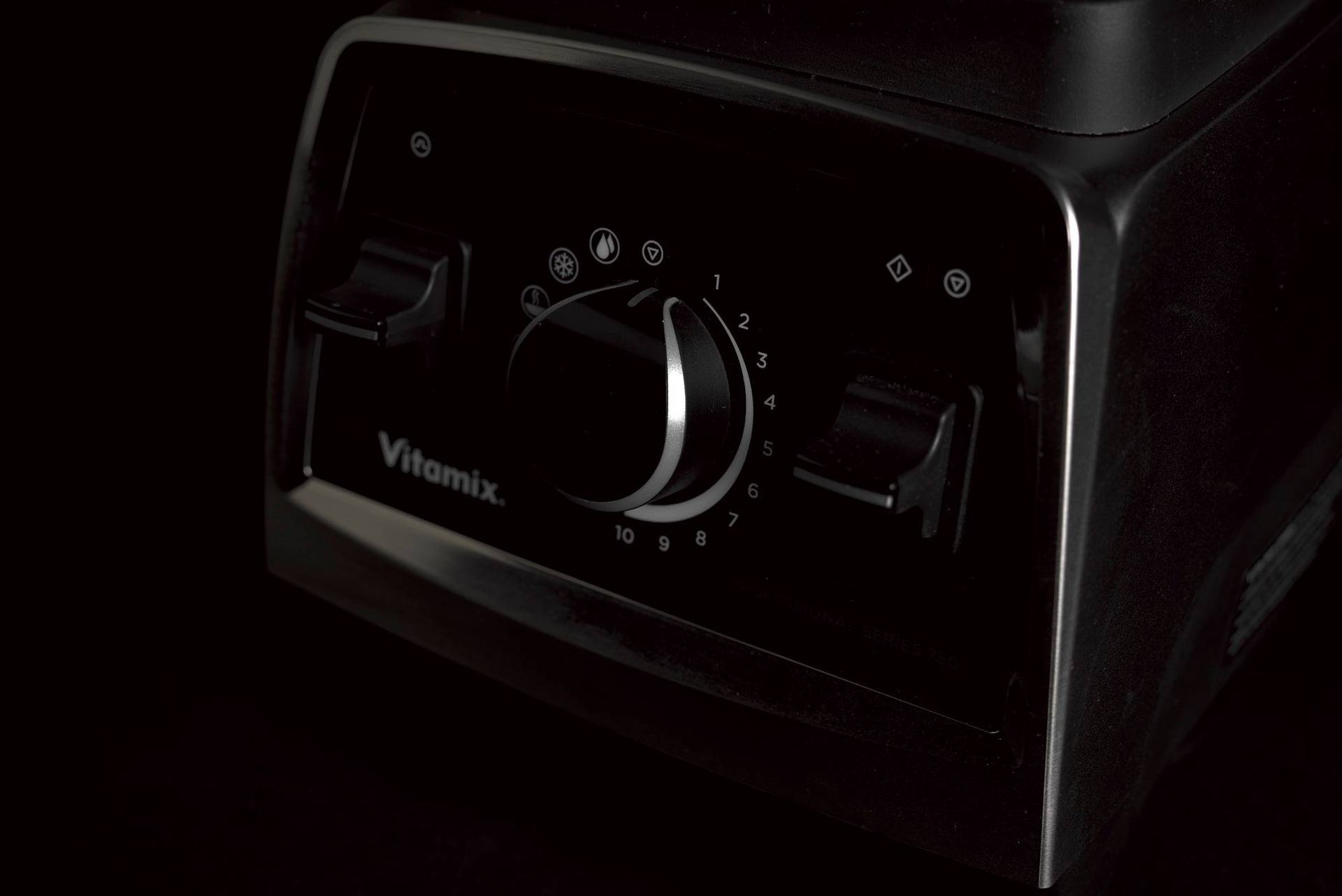 Vitamix Professional Series 750 Küchenmixer auf schwarzem Hintergrund