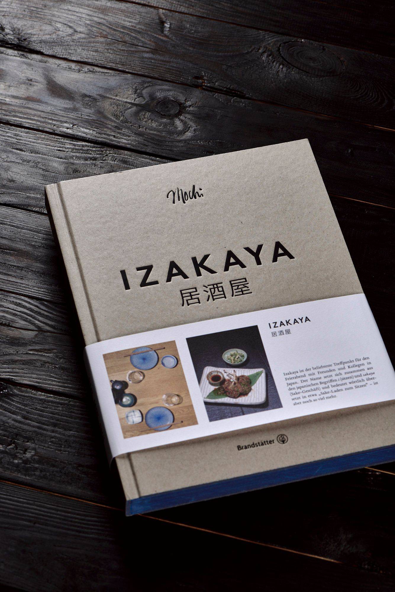 izakaya kochbuch mit schwarzem holzuntergrund