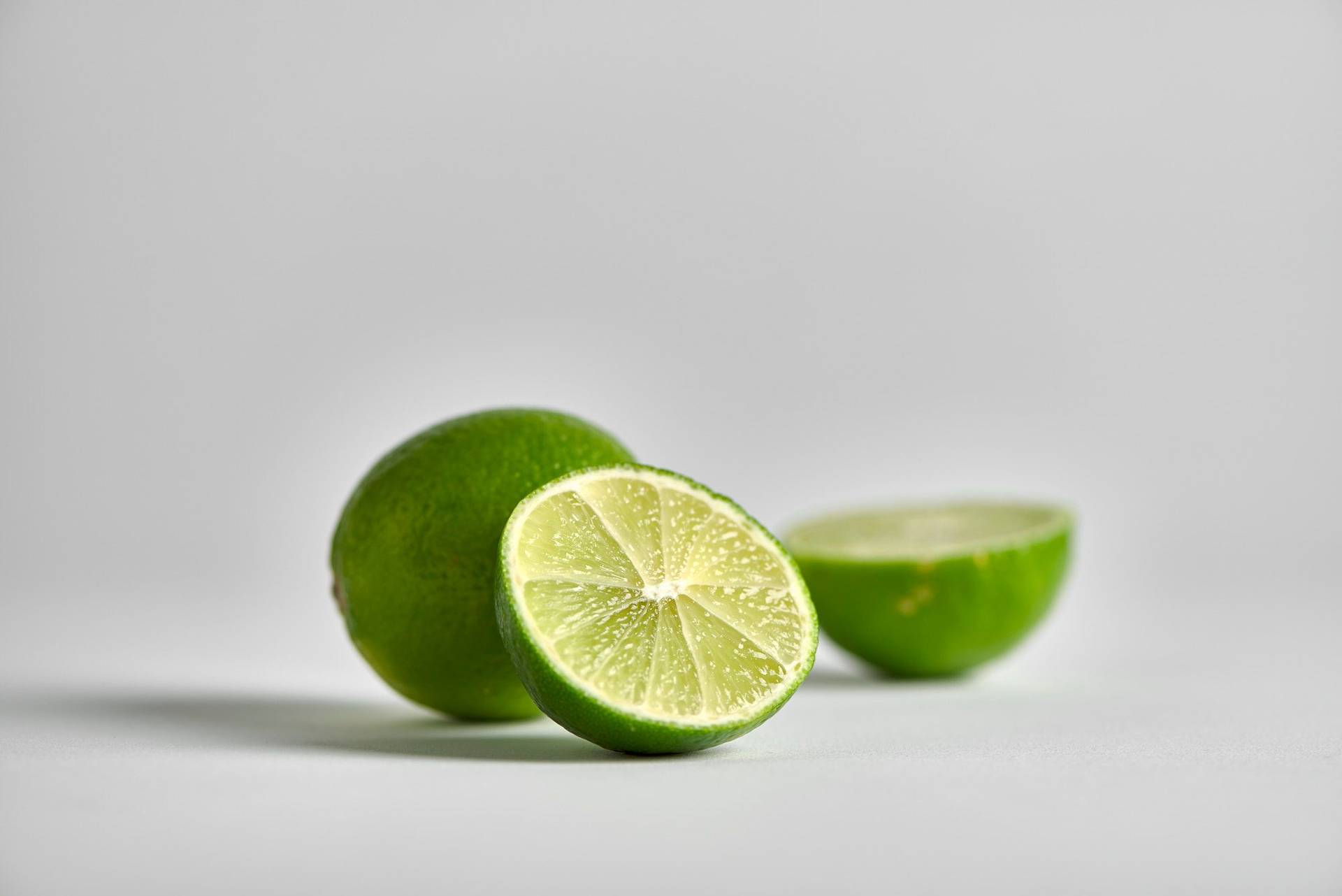limetten zwei limetten mit weißem hintergrund