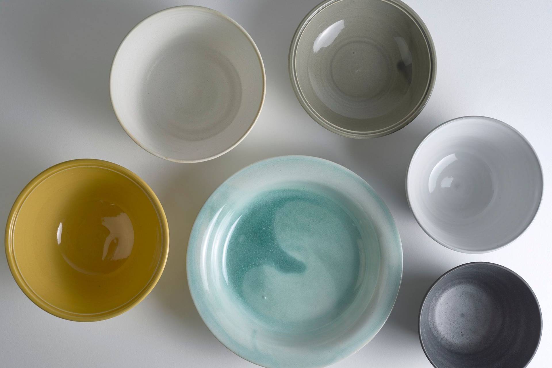 Keramikgeschirr der deutschen Keramikkünstlerin Melanie Follmer von Keramik 3punktf auf weißem Hintergrund