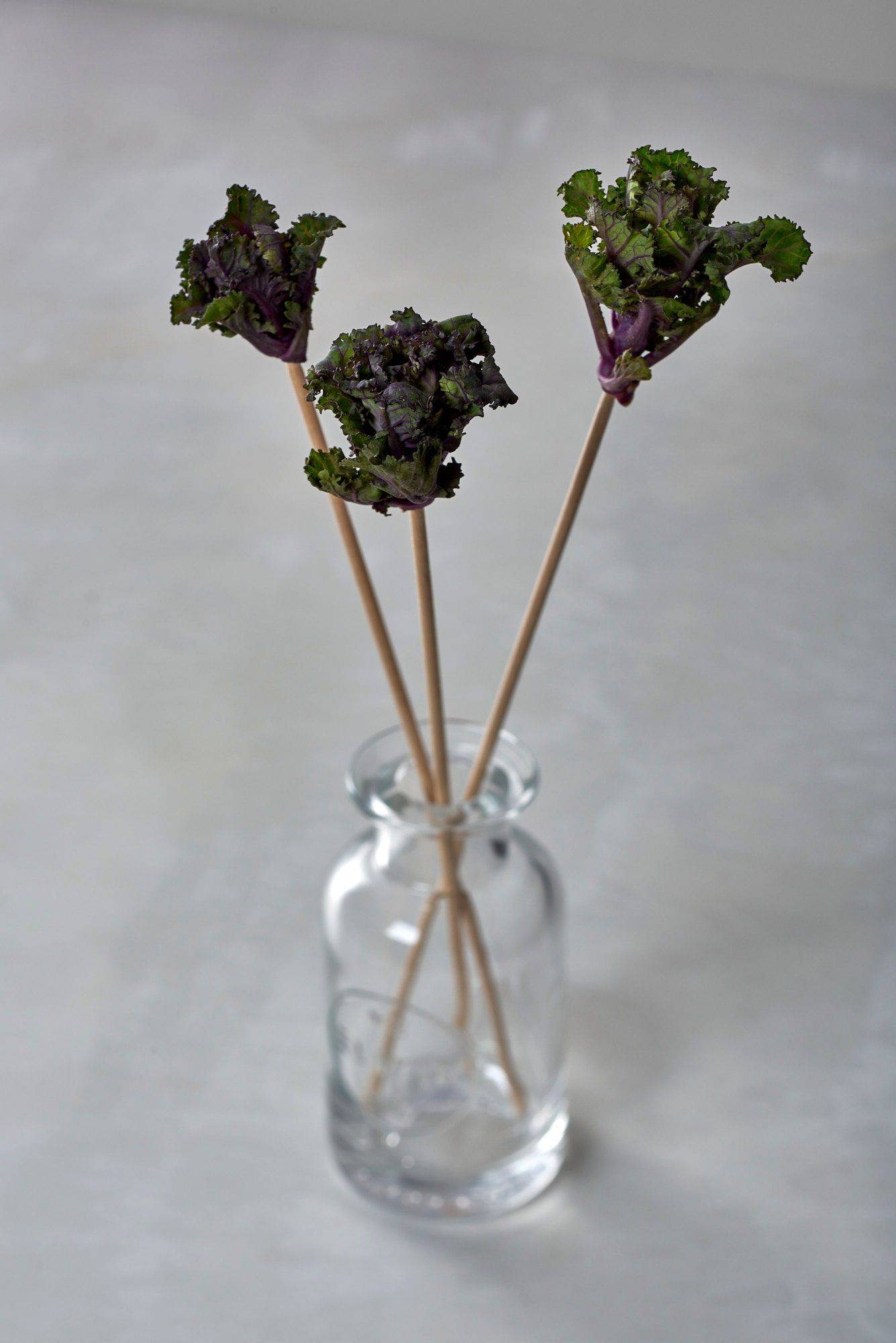 flower sprouts auf holzspießen mit weißem sapienstone top