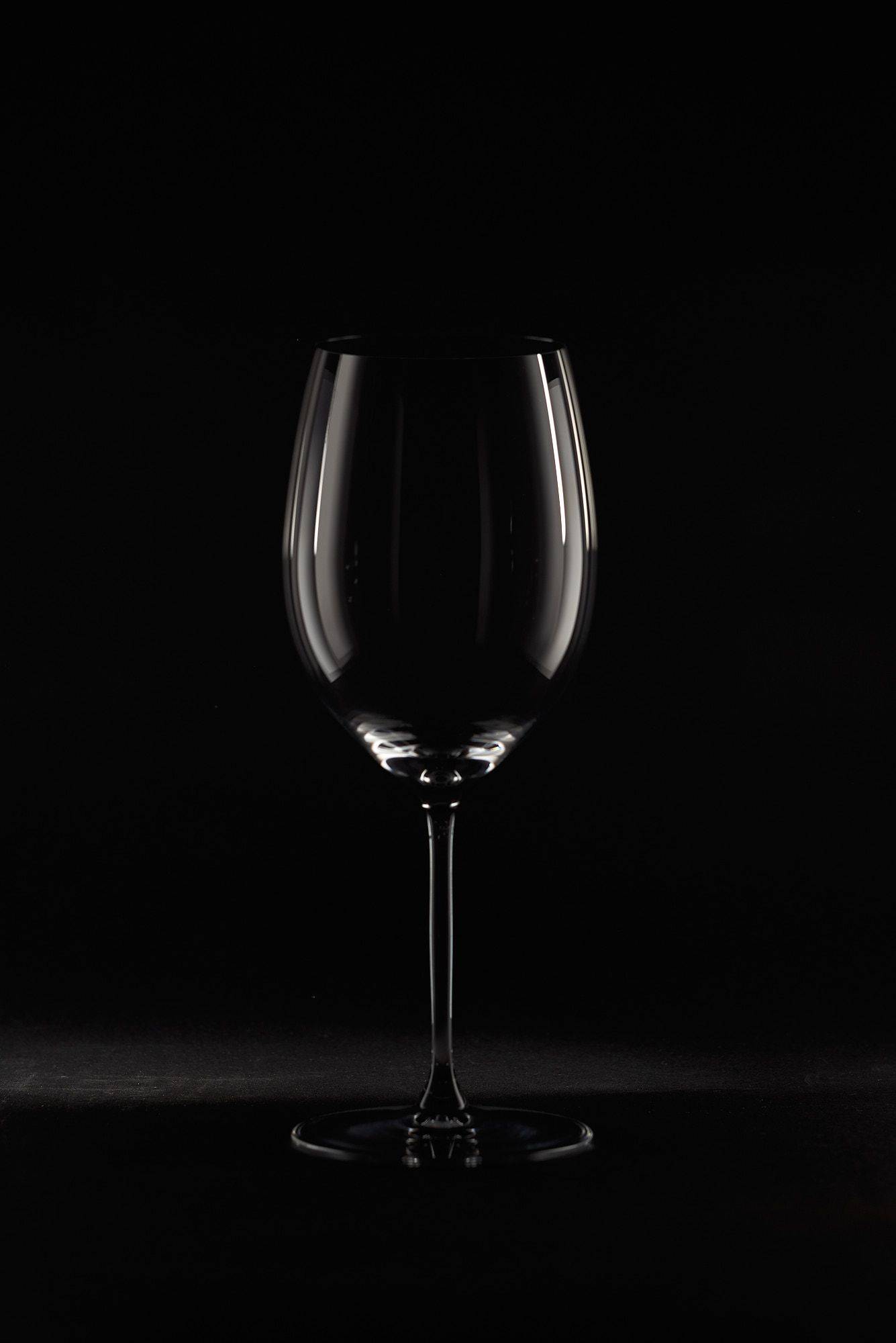 riedel veritas cabernet und merlot weinglas auf schwarzem hintergrund