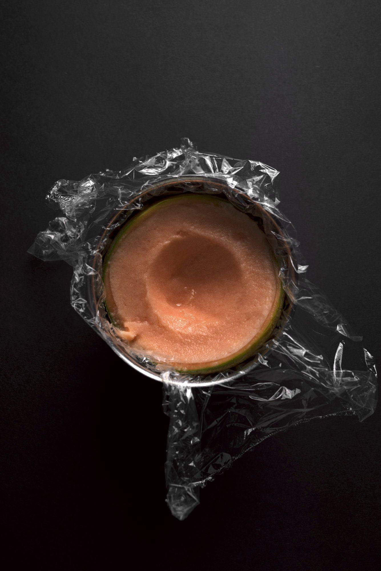cantaloupe melonen sorbet in einer metallschüssel mit schwarzem hintergrund 