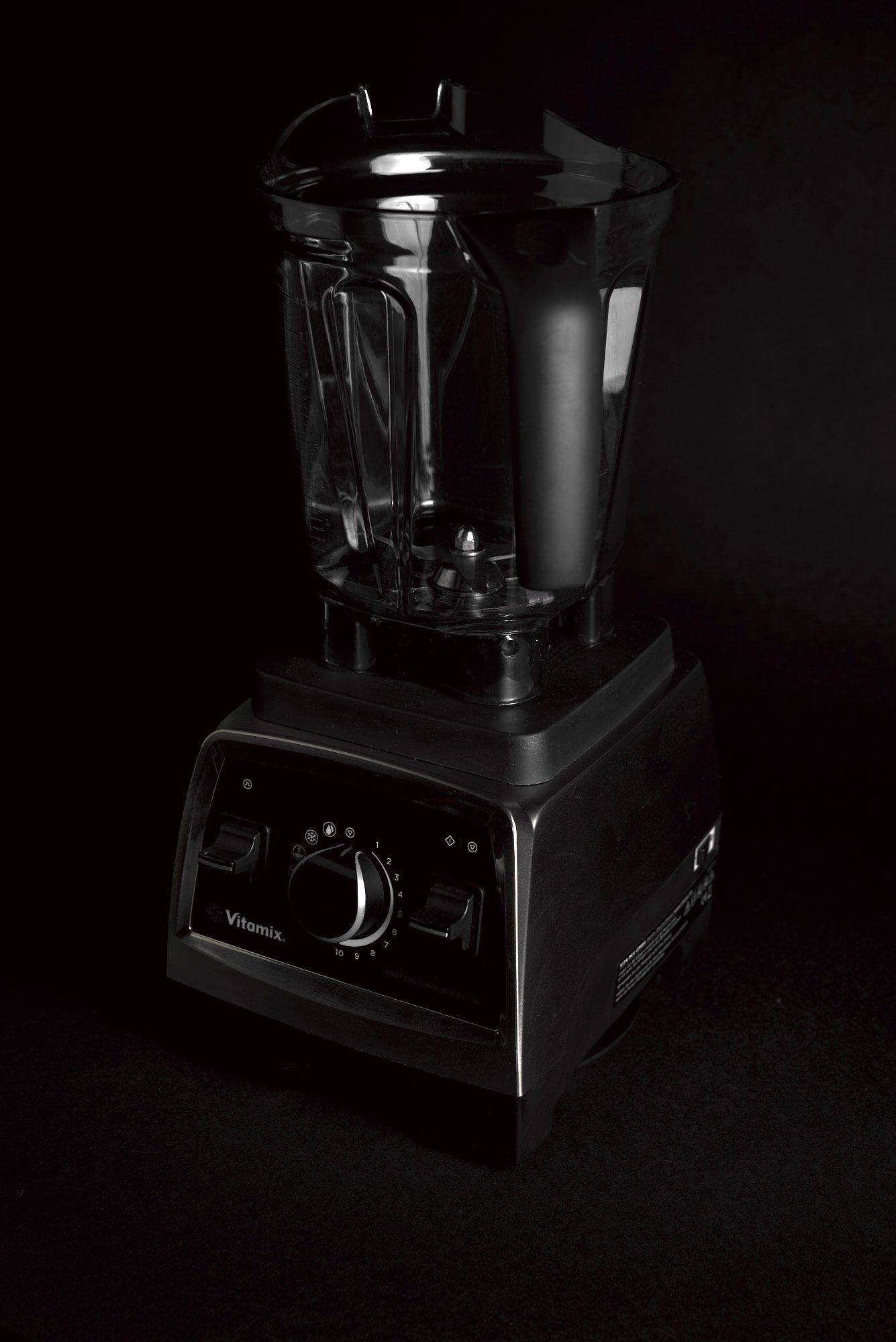 Vitamix Professional Series 750 Küchenmixer auf schwarzem Hintergrund