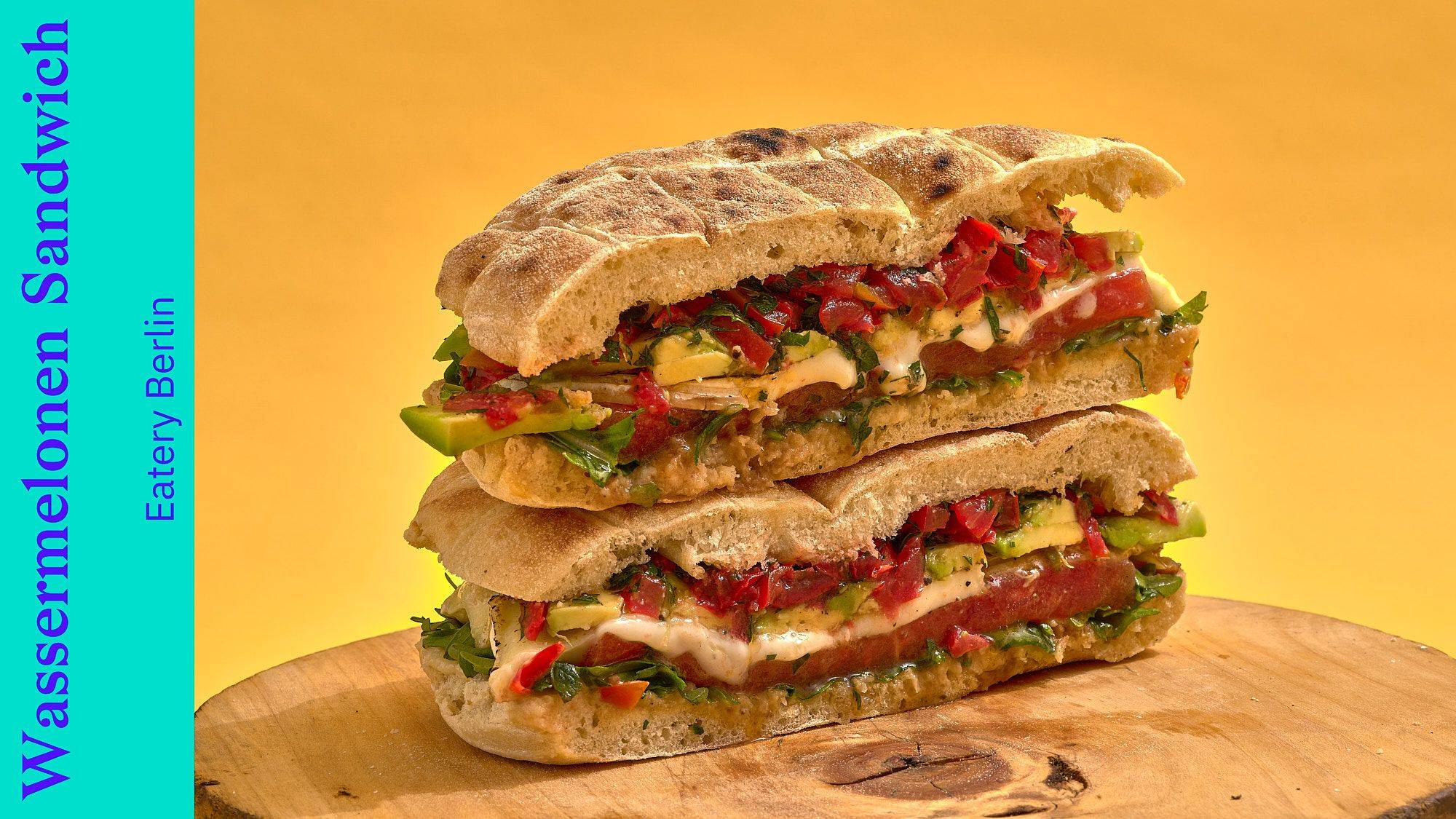 Vegetarisches Sandwich mit gegrillter Wassermelone