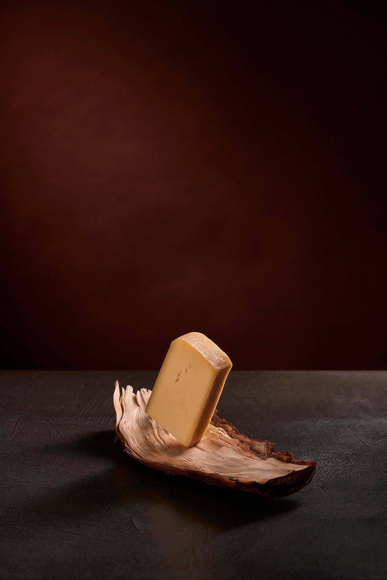 raclette-kaese raclette käse auf holz