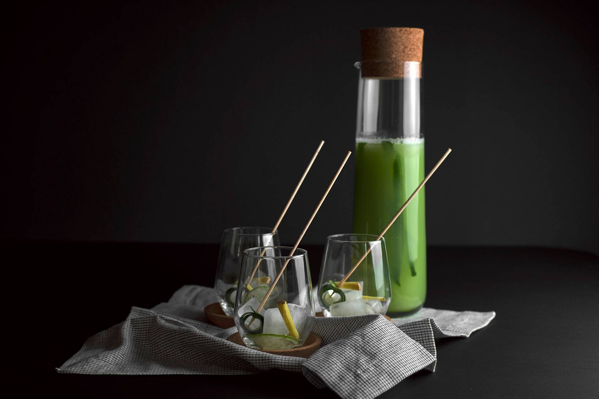 gurken limonade mit ingwer und basilikum auf schwarzem hintergrund